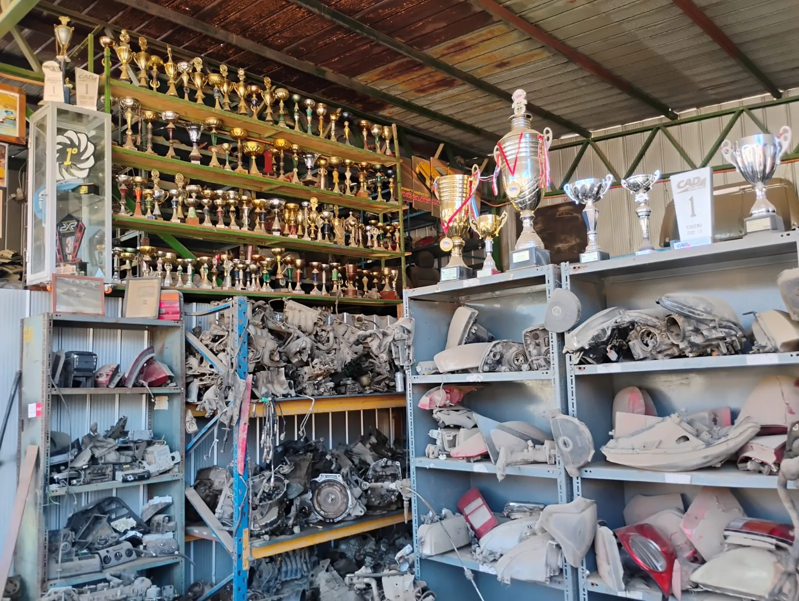 Vehículos en el patio de desarme